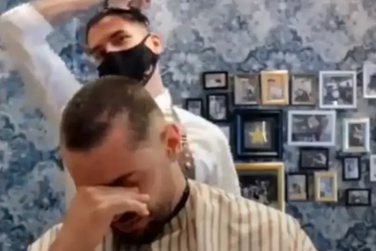 Hairdresser shaves off his own hair in solidarity with cancer patient